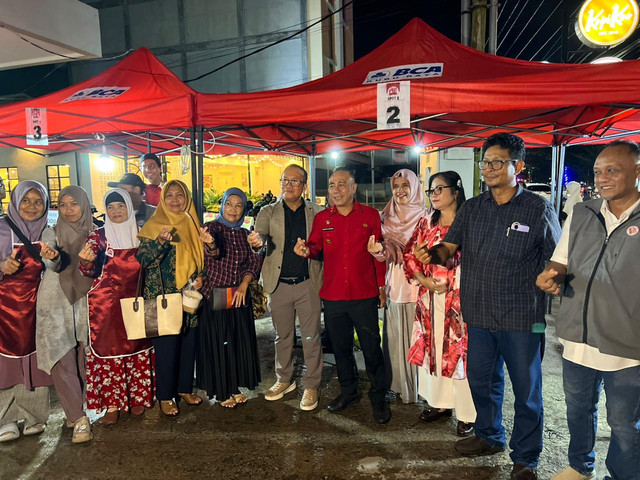Foto bersama di salah satu stand di Pusat Kuliner Serdam. Foto: Ade Mirza/Hi!Pontianak
