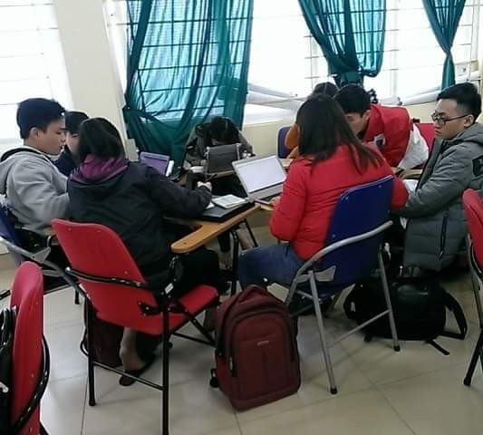Mahasiswa saya di Dai hoc Thai Nguyen, Vietnam, menggunakan laptop untuk mengerjakan tugas yang saya berikan (Foto: Pribadi)