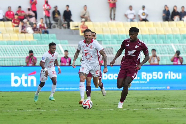 PSM Makassar melawan Malut United pada pertandingan Super League, Minggu (21/12/2025). Foto: Malut United