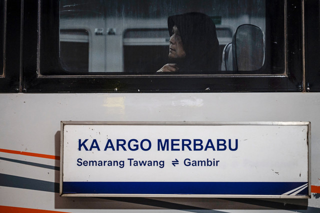Sejumlah penumpang berada di Kereta Api (KA) Argo Merbabu di Stasiun Tawang, Semarang, Jawa Tengah, Minggu (21/12/2025). Foto: ANTARA FOTO/Aprillio Akbar