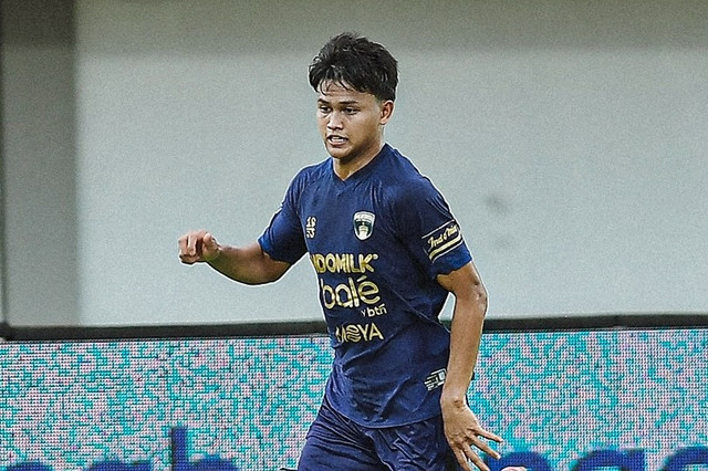 Hokky Caraka saat bermain bersama Persita Tangerang. Foto: Instagram/ @persita.official