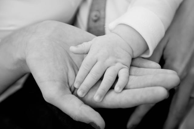 Ilustrasi ibu dan bayi baru lahir. Foto: Pexels.