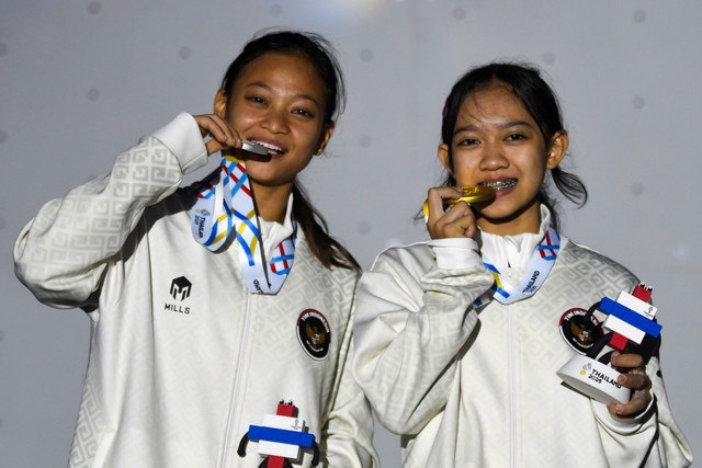 Atlet panjat tebing Indonesia Alma Ariella Tsany (kanan) dan Sukma Lintang Cahyani (kiri) menunjukkan medali nomor lead putri panjat tebing dalam ajang SEA Games 2025 Thailand di Kompleks Olahraga Rajamangala, Bangkok, Jumat (12/12/2025). Foto: Muhammad Ramdan/ANTARA FOTO