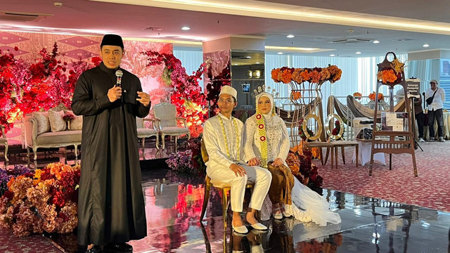 Suasana akad nikah Miftahul dan Julham, pasangan yang sempat menjadi korban penipuan WO Ayu Puspita di Gedung Menara BPJAMSOSTEK, Mampang Prapatan, Jakarta Selatan, Minggu (21/12/2025). Foto: Nasywa Athifah/kumparan