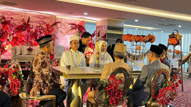 Suasana akad nikah Miftahul dan Julham, pasangan yang sempat menjadi korban penipuan WO Ayu Puspita di Gedung Menara BPJAMSOSTEK, Mampang Prapatan, Jakarta Selatan, Minggu (21/12/2025). Foto: Nasywa Athifah/kumparan