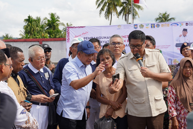 Mendagri Tito Karnavian bersama Menteri PKP Maruarar Sirait memulai pembangunan hunian tetap (huntap) bagi warga terdampak bencana di Kabupaten Tapanuli Tengah, Sumatera Utara. Foto: Kemendagri RI