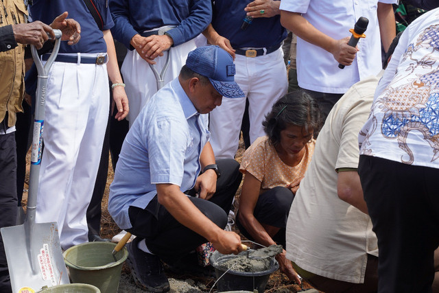 Mendagri Tito Karnavian bersama Menteri PKP Maruarar Sirait memulai pembangunan hunian tetap (huntap) bagi warga terdampak bencana di Kabupaten Tapanuli Tengah, Sumatera Utara. Foto: Kemendagri RI