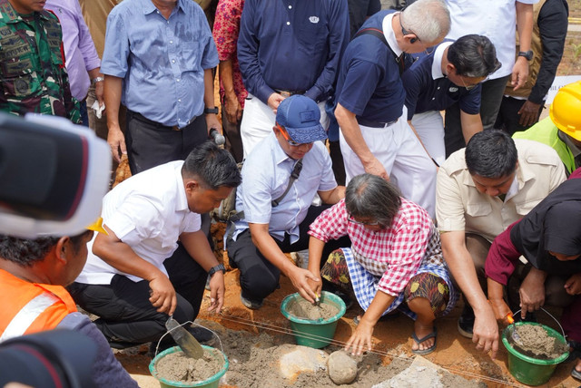 Mendagri Tito Karnavian bersama Menteri PKP Maruarar Sirait saat menghadiri acara groundbreaking (peletakan batu pertama) pembangunan huntap di area Gelanggang Olahraga (GOR) Sibolga, Sumut, Minggu (21/12/2025). Foto: Kemendag RI