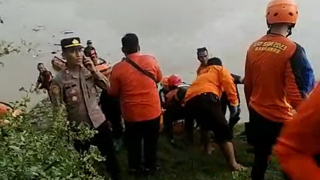 Tim SAR Gabungan saat evakuasi korban tenggelam di Sungai Bengawan Solo turut Dusun Gemblo, Desa Ngadirejo, Kecamatan Rengel, Kabupaten Tuban. Minggu (21/12/2025). (Aset: Istimewa)