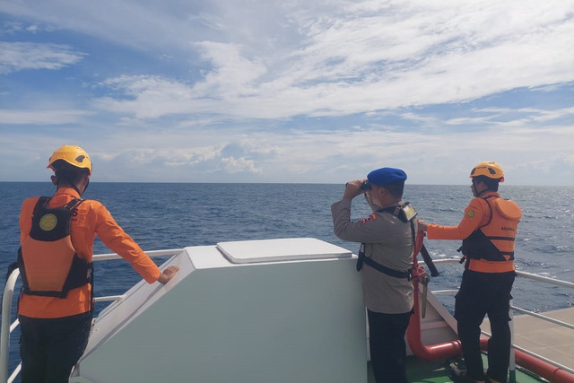 Tim SAR masih mencari sejumlah korban hilang KM Maulana yang terbakar di Perairan Tanggamus, Lampung, Minggu (21/12/2025). Foto: Basarnas