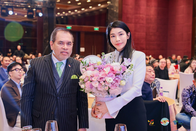 Duta Besar RI untuk Beijing Djauhari Oratmangun dan Wakil Duta Besar RI untuk Beijing yang baru, dr. Irene di Beijing, Jumat (19/12/2025). Foto: KBRI Beijing