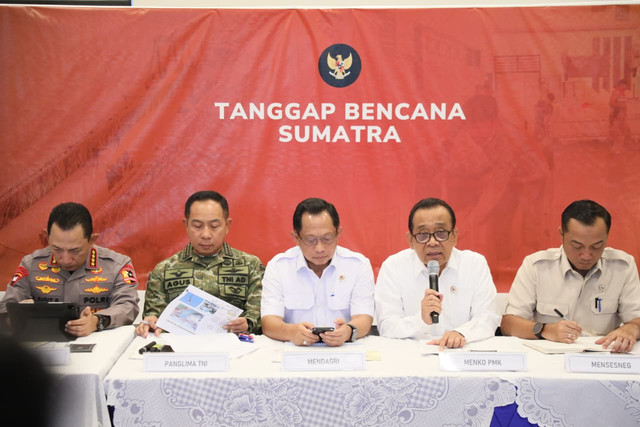 Menteri Dalam Negeri Tito Karnavian saat penanganan bencana di Aceh, Sumatera Utara (Sumut), dan Sumatera Barat (Sumbar). Foto: Kemendagri RI