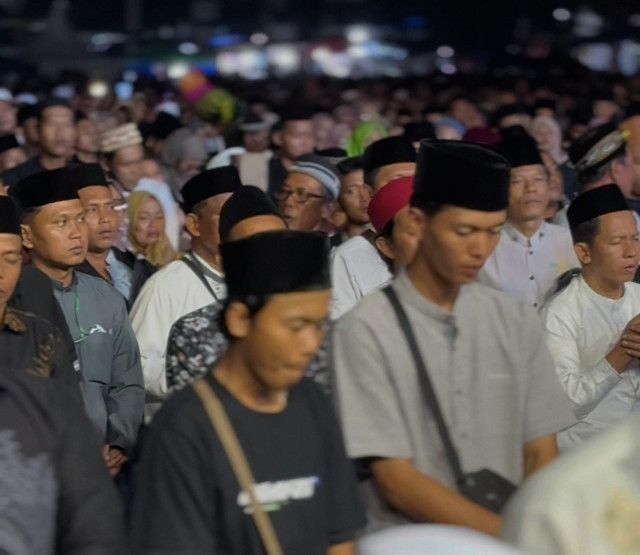 Warga saat Pengajian Akbar di Lampung Timur. | Foto: Istimewa