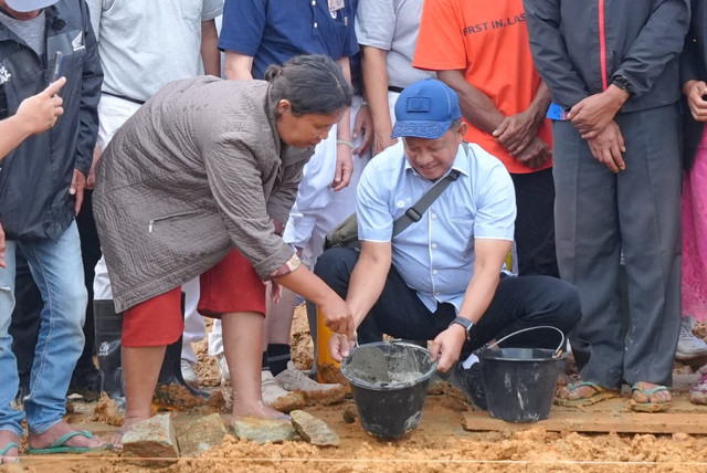 Mendagri Muhammad Tito Karnavian di groundbreaking (peletakan batu pertama) Pembangunan 103 Rumah untuk Rakyat Korban Bencana di Kabupaten Tapanuli Utara, Sumatera Utara (Sumut), Minggu (21/12/2025). Foto: Kemendagri RI