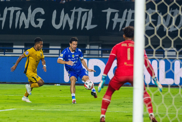 Pemain Persib Bandung Thom Haye memberikan umpan kepada rekannya saat melawan Bhayangkara FC pada pertandingan Super League di Stadion Gelora Bandung Lautan Api (GBLA), Bandung, Minggu (21/12/2025). Foto: Novrian Arbi/ANTARA FOTO
