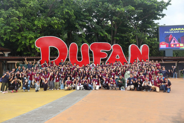 Rombongan SMA Trinitas Bandung di Dufan, Jakarta (Foto: Johannes Alexander Putra, S.Pd.).