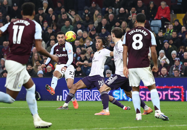 Detik-detik Morgan Rogers mencetak gol saat Aston Villa vs Manchester United (MU) dalam laga pekan ke-17 Liga Inggris 2025/26 di Stadion Villa Park, Minggu (21/12) malam WIB. Foto: REUTERS/David Klein