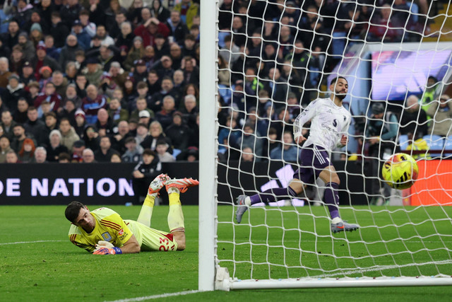 Matheus Cunha kecoh Emiliano Martinez untuk cetak gol saat Aston Villa vs Manchester United (MU) dalam laga pekan ke-17 Liga Inggris 2025/26 di Stadion Villa Park, Minggu (21/12) malam WIB. Foto: Action Images via Reuters/Paul Childs