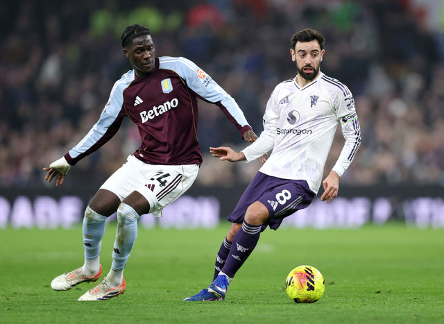 Amadou Onana dan Bruno Fernandes saat Aston Villa vs Manchester United (MU) dalam laga pekan ke-17 Liga Inggris 2025/26 di Stadion Villa Park, Minggu (21/12) malam WIB. Foto: REUTERS/David Klein