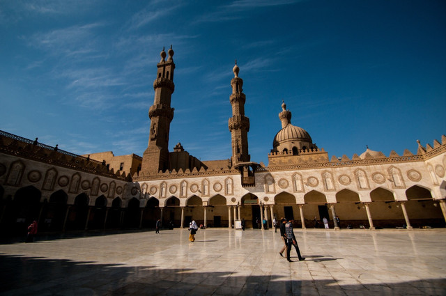 Ilustrasi Universitas: Sumber ( https://pixabay.com/id/photos/mesir-negara-universitas-al-azhar-3574221/ )