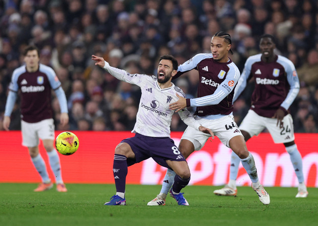 Bruno Fernandes dan Boubacar Kamara saat Aston Villa vs Manchester United (MU) dalam laga pekan ke-17 Liga Inggris 2025/26 di Stadion Villa Park, Minggu (21/12) malam WIB. Foto: REUTERS/David Klein