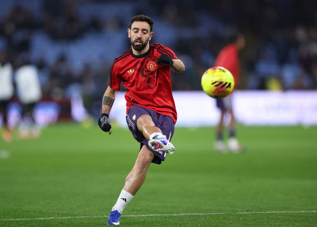 Bruno Fernandes sebelum Aston Villa vs Manchester United (MU) dalam laga pekan ke-17 Liga Inggris 2025/26 di Stadion Villa Park, Minggu (21/12) malam WIB. Foto: REUTERS/David Klein