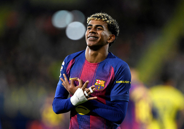 Selebrasi pemain FC Barcelona Lamine Yamal usai mencetak gol ke gawang Villarreal pada pertandingan Liga Spanyol di Estadio de la Ceramica, Villarreal, Spanyol, Minggu (21/12/2025). Foto: Pablo Morano/REUTERS