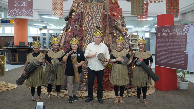 Kampus di Surabaya Hadirkan Pohon Natal Bernuansa Papua, Seperti Apa?