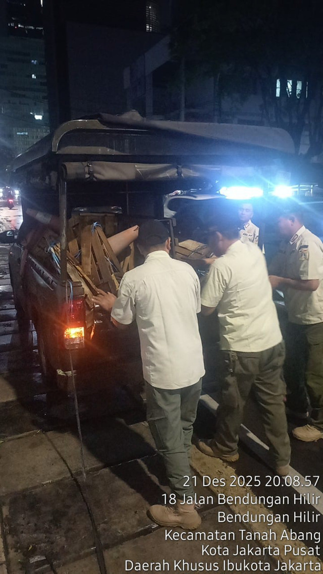 Penertiban peti kayu dan cone parkir yang menghalangi trotoar di depan Pasar Benhil, Tanah Abang, Jakarta Pusat. Foto: Satpol PP DKI Jakarta
