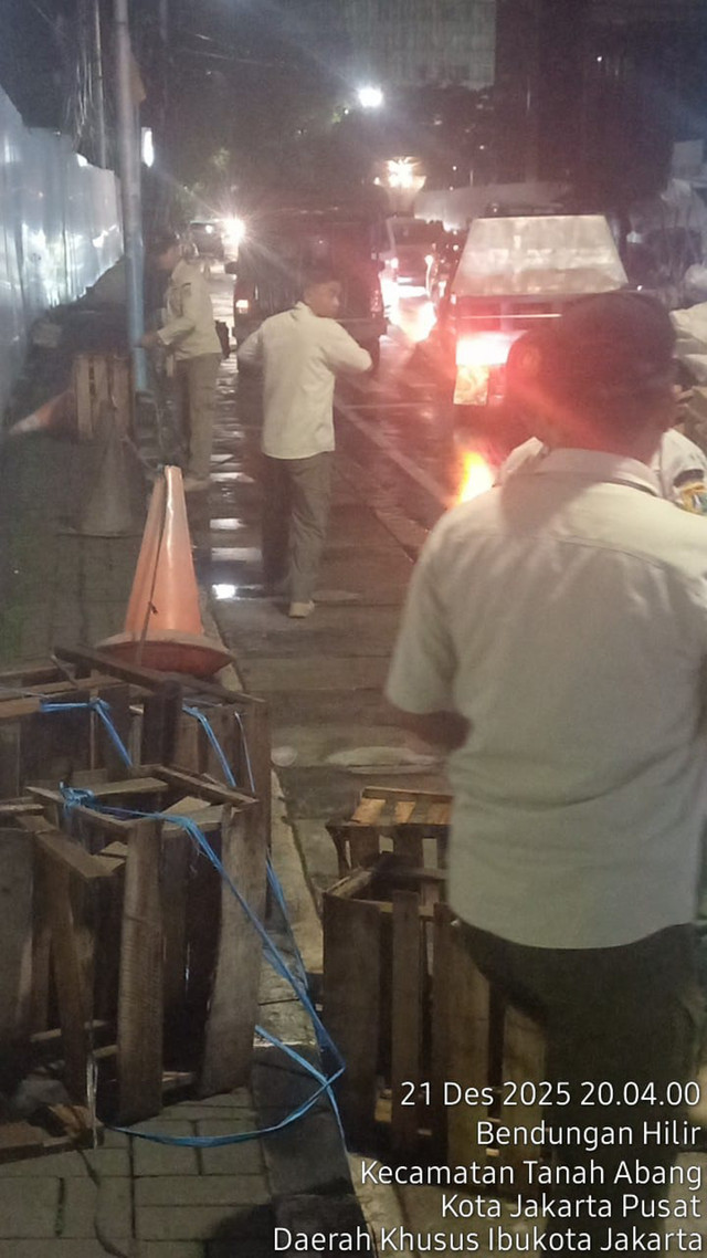 Penertiban peti kayu dan cone parkir yang menghalangi trotoar di depan Pasar Benhil, Tanah Abang, Jakarta Pusat. Foto: Satpol PP DKI Jakarta