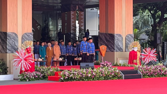 Gubernur DKI Jakarta Pramono Anung menjadi Inspektur Upacara Peringatan Hari Ibu ke-97 Tahun 2025 di Balai Kota, Gambir, Jakarta Pusat, Senin (22/12/2025). Foto: Nasywa Athifah/kumparan