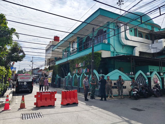 Suasana Masjid Jogokariyan saat Jenazah Ketua Dewan Syuro Masjid Jogokariyan Yogyakarta, Ustaz Muhammad Jazir ASP disemayamkan pada Senin (22/12/2025). Foto: Arfiansyah Panji Purnandaru/kumparan