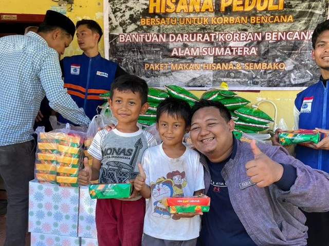 Kebahagiaan Anak-anak di Nagari Seulayat dapatkan Makanan Siap Saji dari Hisana dan DT Peduli (Sumber : DT Peduli)