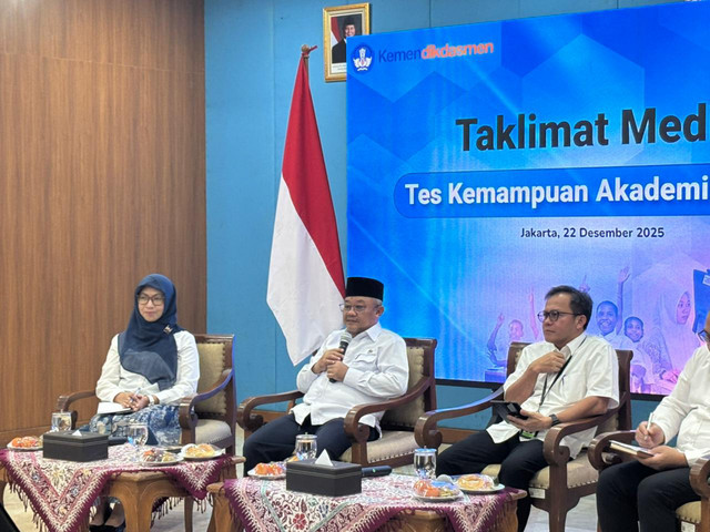 Kepala Pusat Asesmen Pendidikan Kemendikdasmen Rahmawati, Mendikdasmen Abdul Mu'ti, Kepala BSKAP Toni Toharudin, dalam Taklimat Media TKA di Kantor Kemendikdasmen, Jakarta Pusat, Senin (22/12/2025). Foto: Amira Nada Fauziyyah/kumparan
