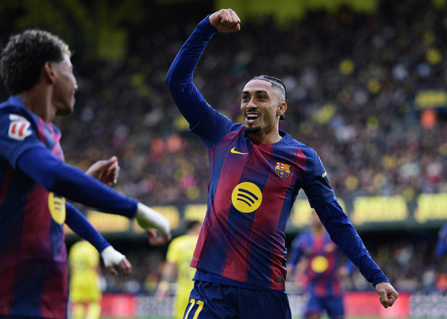 Raphinha dari FC Barcelona merayakan gol pertama mereka pada pertandingan Liga Spanyol antara Villarreal v FC Barcelona di Estadio de la Ceramica, Villarreal, Spanyol, Minggu (21/12/2025). Foto: Pablo Morano/REUTERS