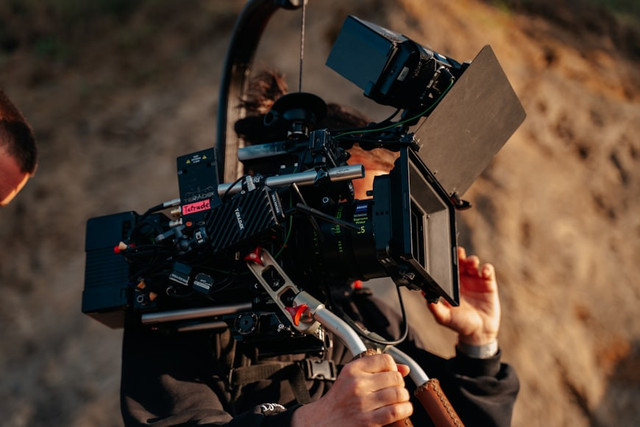 Ilustrasi Penjelasan Ending Emily in Paris Season 5,Foto:Unsplash/Johannes Blenke