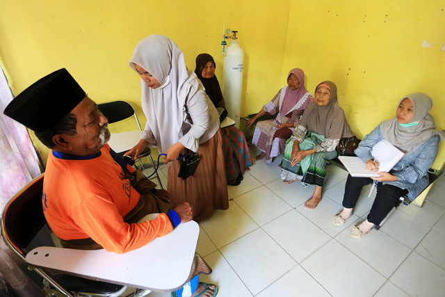 Petugas medis dari Pusat Kesehatan Masyarakat (Pukesmas) memeriksa kesehatan warga terdampak bencana di posko pengungsian gedung BLK Blang Kejeren Desa Lempuh, Kecamatan Blang Kejeren, Gayo Lues, Aceh, Minggu (21/12/2025). Foto: ANTARA FOTO/Syifa Yulinnas