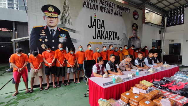 Jumpa pers pengungkapan kasus narkoba oleh Polda Metro Jaya dalam periode Oktober-Desember 2025 dengan bukti narkoba sebanyak 387,34 kilogram, Senin (22/12/2025). Foto: Jonathan Devin/kumparan