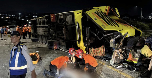 Bus PO Cahaya Trans mengalami kecelakaan tunggal di Simpang Susun Exit Tol Krapyak Kota Semarang. Foto: Dok. Istimewa