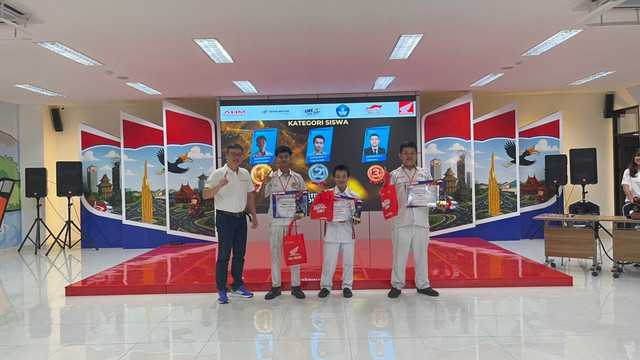 Juara Kategori Siswa Tri Adi A, Daniel C, dan Iqbal. Foto: Dok. Asmo Kalbar