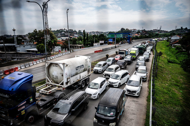 Sejumlah kendaraan berhenti di persimpangan pintu keluar tol Krapyak, Semarang, Jawa Tengah, Senin (22/12/2025). Foto: ANTARA FOTO/Aprillio Akbar