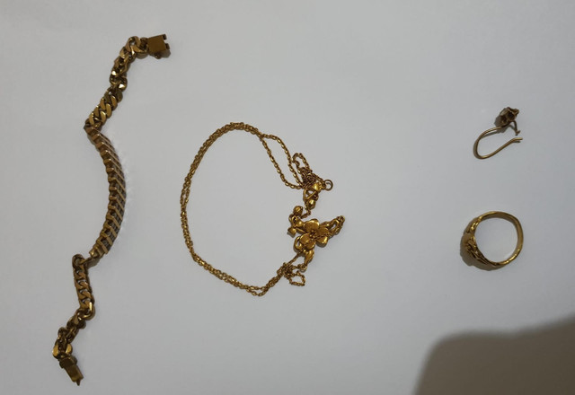 Barang bukti perhiasan emas yang berhasil diamankan. | Foto: Dok Humas Polres Pringsewu