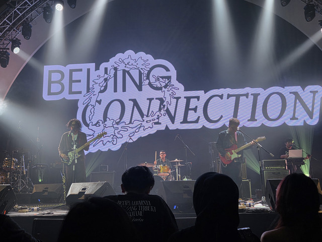 Keseruan aksi dari band Beijing Connection di Bengkel Space, SCBD, Jakarta. Foto: kumparan/Andrian Gilang