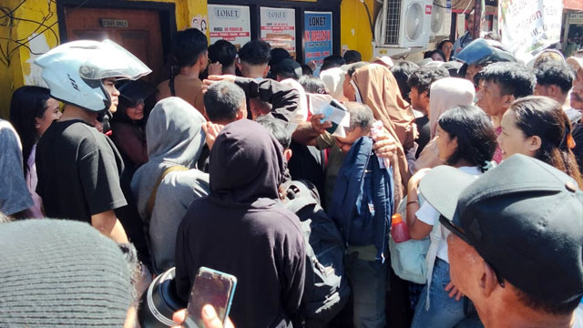 Antrean pembelian tiket di Pelabuhan Manado.