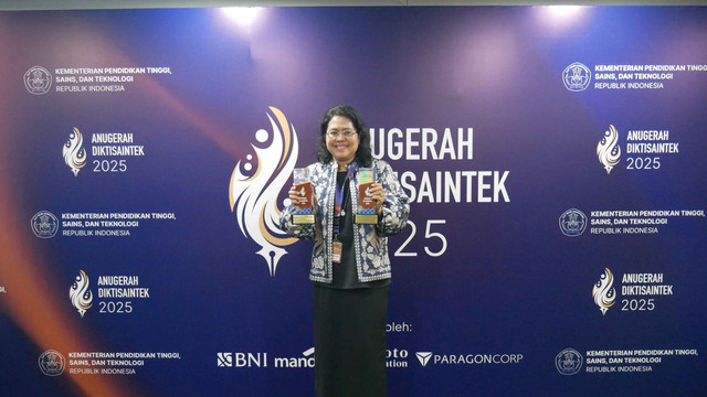 Associate Professor Dr Lestari Nurhajati menerima piala penghargaan