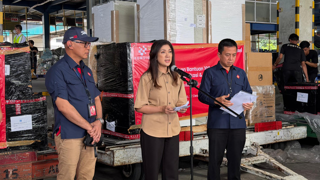 (Kiri-kanan) Ferry Alfonso, Senior Vice President Corporate Secretary Telkomsel; Fifi Aleyda Yahya, Dirjen Komunikasi Publik dan Media; dan Indrawan Ditapradana, Director of Human Capital Management Telkomsel dalam acara pelepasan dan pengiriman bantuan berupa 100 unit genset hingga 500 HP ke Sumatera di Bandara Halim Perdanakusuma, Jakarta, Senin (22/12).