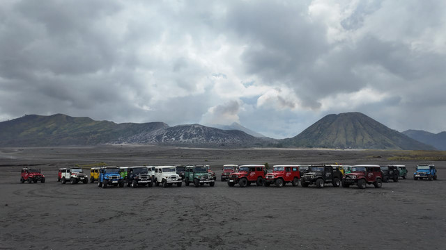 Deretan Toyota Hardtop Lintas Nusa di Bromo. Foto: Fitra Andrianto/kumparan