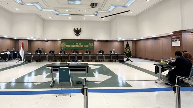 Komisi Yudisial (KY) dan Mahkamah Agung (MA) melalui Majelis Kehormatan Hakim (MKH) menjatuhkan sanksi berat berupa pemberhentian tetap dengan tidak hormat kepada Hakim HS yang merupakan hakim di Pengadilan Negeri Batam, pada Kamis (18/12/2025). Foto: Dok. komisiyudisial.go.id