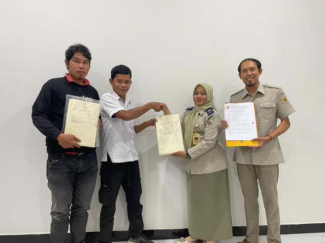 Penyerahan sertifikat program PTSL. Foto: Dok. Kantah Sekadau