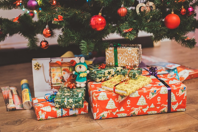 Ilustrasi kado Natal. Foto: Unsplash